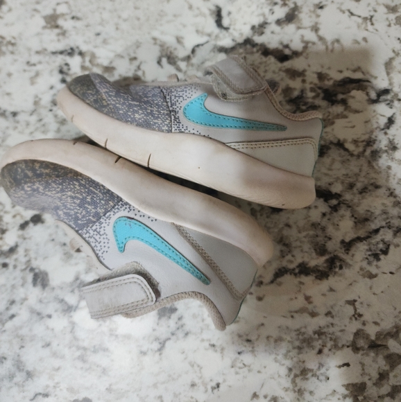 Kids Nike Shoes (🌵FOR BUNDLES ONLY) - Picture 3 of 5